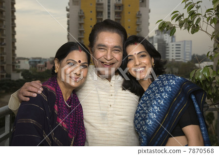 Portrait of a woman with her in-laws  7870568