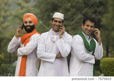 Men talking on mobile phones  7870603