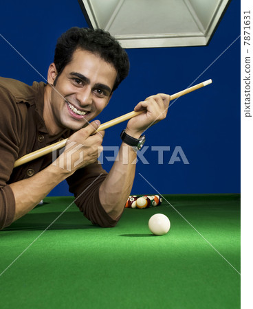 Man with cue stick  7871631