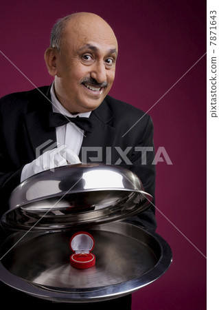 Ring in a serving platter  7871643