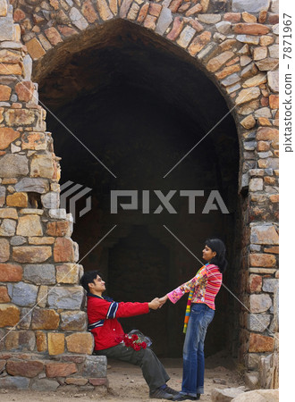 Couple holding hands  7871967