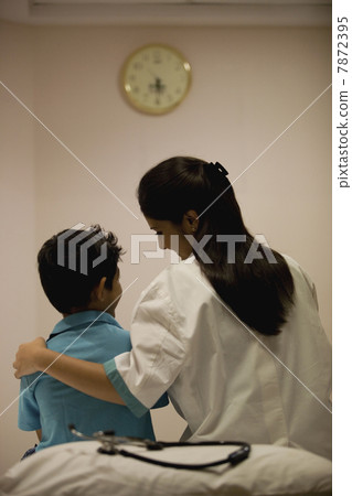 Doctor comforting her patient  7872395