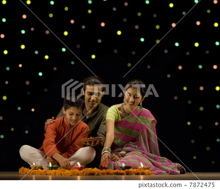 Family celebrating diwali  7872475