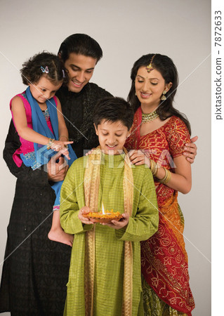 Family celebrating diwali  7872633