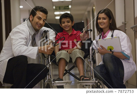 Doctors and a child Doctors and a child 7872753