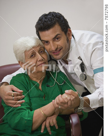 A doctor and a patient  7872798