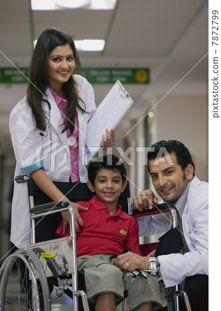 Doctors and a child  7872799