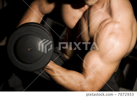 Man lifting weights  7872933