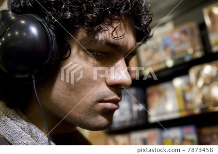 Man at a music store  7873458