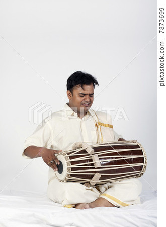 Man playing the tabla  7873699