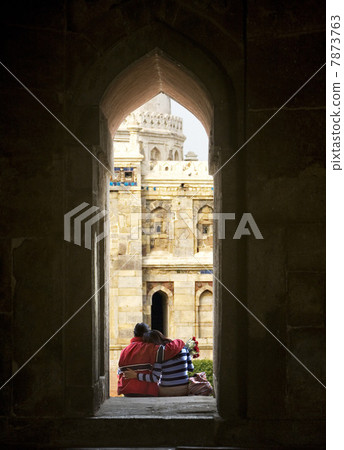 Couple in Lodhi Garden  7873763