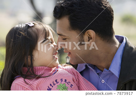 Father and daughter having fun  7873917