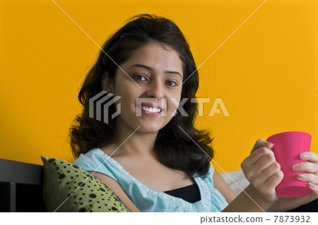 Woman drinking tea  7873932
