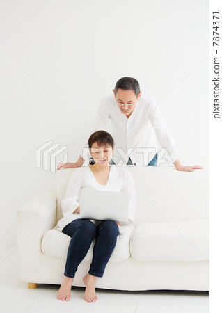 Senior couple using laptop Senior couple using laptop 7874371