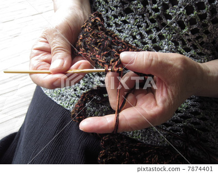 Senior hand to knit 7874401