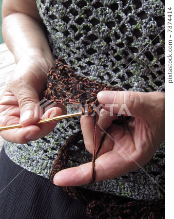 Senior hand to knit 7874414