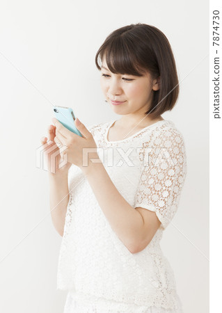 Teenage girls with smartphone 7874730
