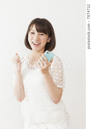 Teenage girls with smartphone 7874732