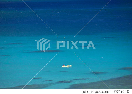 藍色的大海和海上皮划艇 藍色的大海和海上皮划艇 7875018