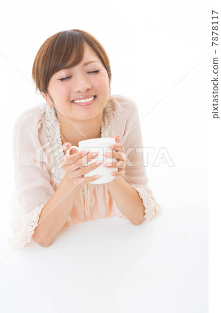 A woman who drinks a drink 7878117