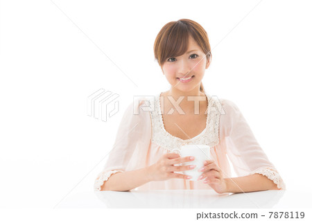 A woman who drinks a drink A woman who drinks a drink 7878119