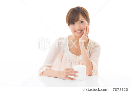 A woman who drinks a drink 7878120