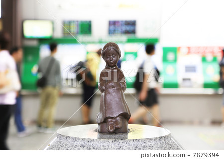 The statues of a girl who wore red shoes 7879394