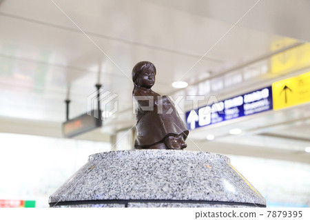 The statues of a girl who wore red shoes The statues of a girl who wore red shoes 7879395