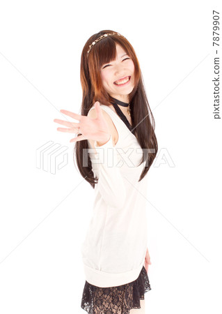揮動他們的手的苗條逗人喜愛的女孩與逗人喜愛的微笑 揮動他們的手的苗條逗人喜愛的女孩與逗人喜愛的微笑 7879907