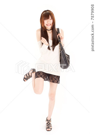 一個滑稽的逗人喜愛的女孩以新夏天時尚漂浮情況 一個滑稽的逗人喜愛的女孩以新夏天時尚漂浮情況 7879908