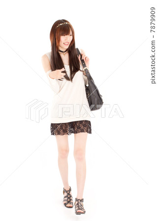 有指向某事的微笑的一個女孩,當走時 有指向某事的微笑的一個女孩,當走時 7879909