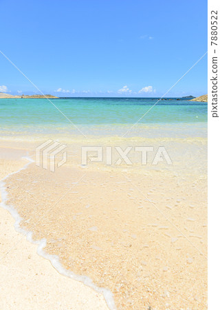 Glittering beach 7880522
