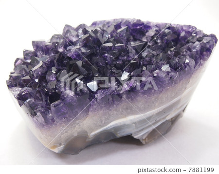 Purple crystal (amethyst cluster) 7881199