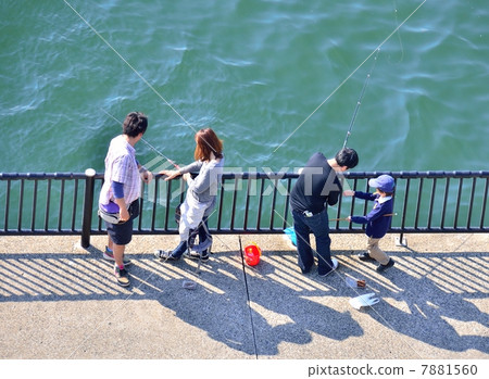 Make friends Breakwater and couple with parent and child fishing Make friends Breakwater and couple with parent and child fishing 7881560