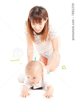 A cute baby playing with toys full of energy with your mother 7882259
