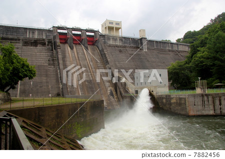 Water discharge of the winged dam 7882456