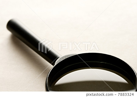 Magnifying glass  7883324