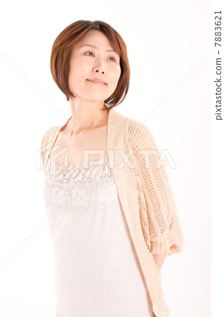 Middle women looking up diagonally with a refreshing smile 7883621