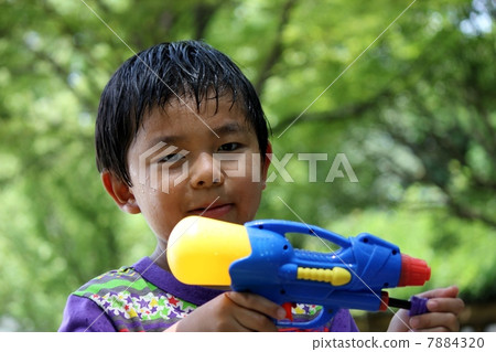 一個男孩在公園裡玩 一個男孩在公園裡玩 7884320