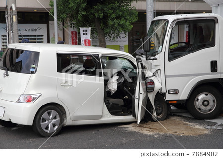 事故現場在信號交叉口前方碰撞 7884902