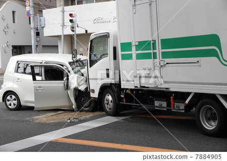 Accident site in front collision at signal intersection 7884905