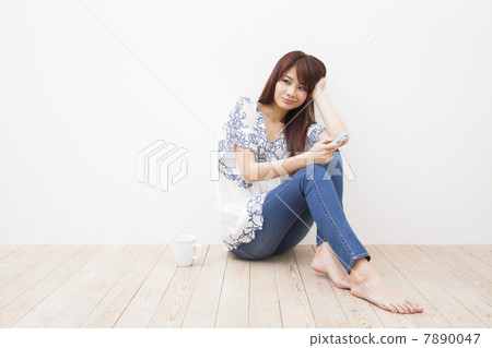 放鬆在屋子裡的婦女 7890047