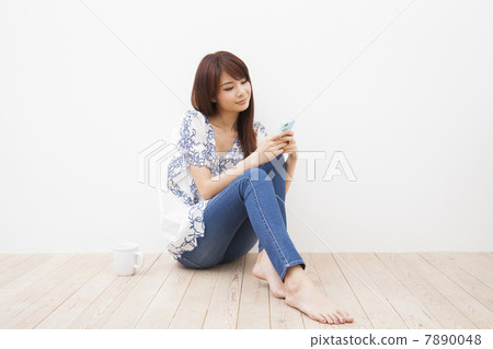 放鬆在屋子裡的婦女 7890048