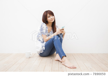 放鬆在屋子裡的婦女 放鬆在屋子裡的婦女 7890050