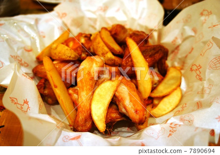 Fried chicken and fried potatoes Fried chicken and fried potatoes 7890694