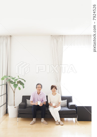 一對夫婦在起居室裡說話 一對夫婦在起居室裡說話 7924526