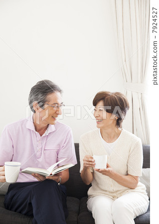 一對夫婦在起居室裡說話 一對夫婦在起居室裡說話 7924527