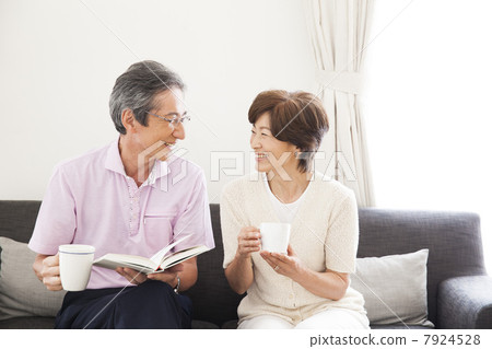 一對夫婦在起居室裡說話 一對夫婦在起居室裡說話 7924528