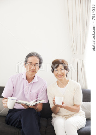 一對夫婦在起居室裡說話 7924533