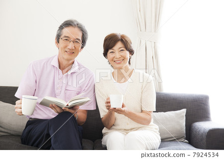 一對夫婦在起居室裡說話 一對夫婦在起居室裡說話 7924534
